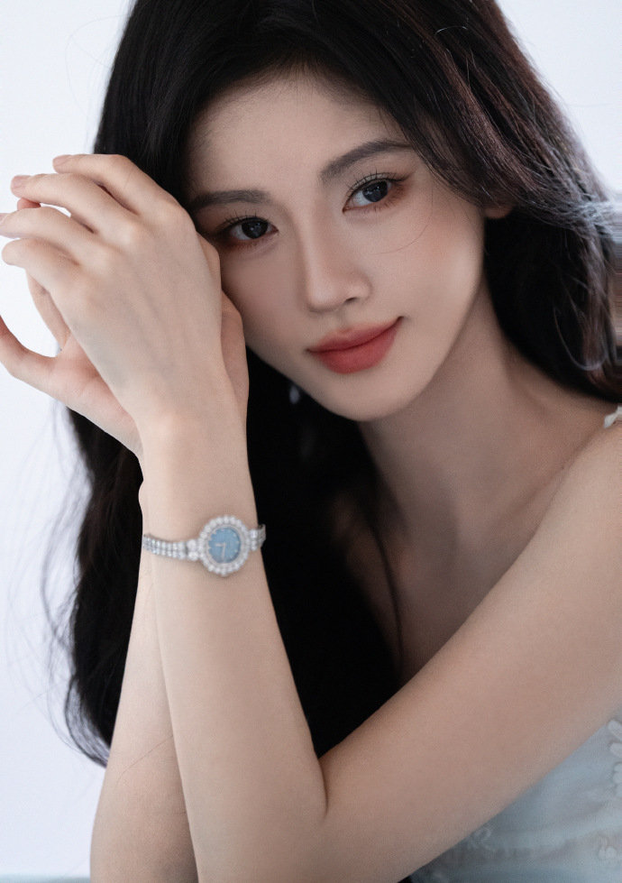 鞠婧祎的闪耀瞬间鞠婧祎吊带白裙黑长直鞠婧祎吊带白裙黑长直，是小鞠的闪耀瞬间，