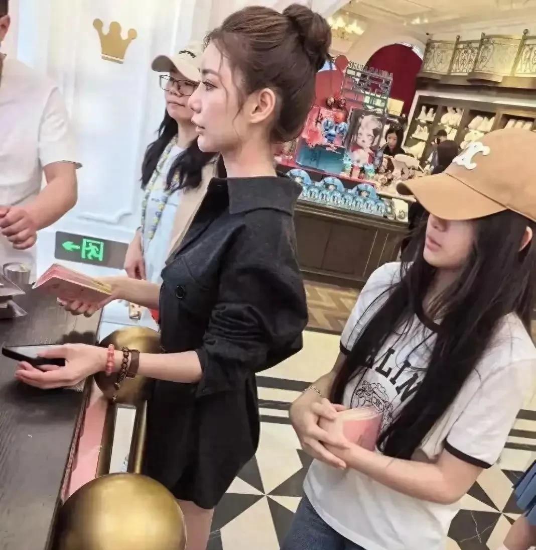 马筱梅的前夫指责马婚内出轨等，对此马晓梅回应，离婚多年，两人没有联系，对此嵌感到