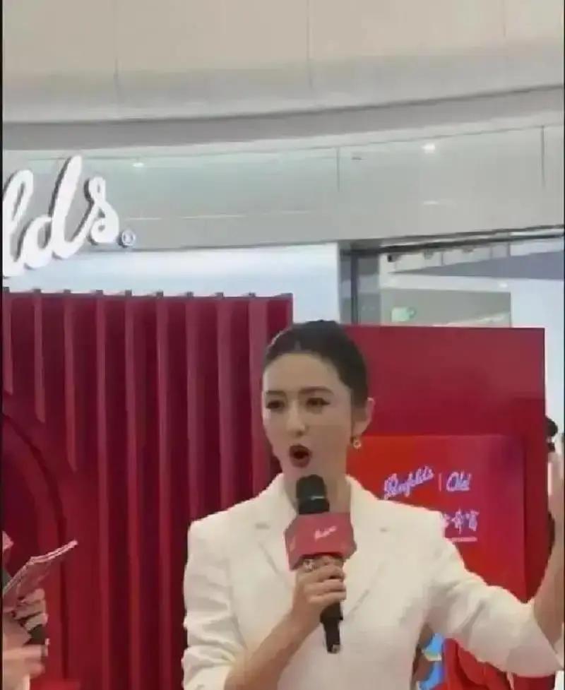 佟丽娅临场救场，3秒变全场焦点昨天上海万象城，佟丽娅直播时提词器黑屏。她直