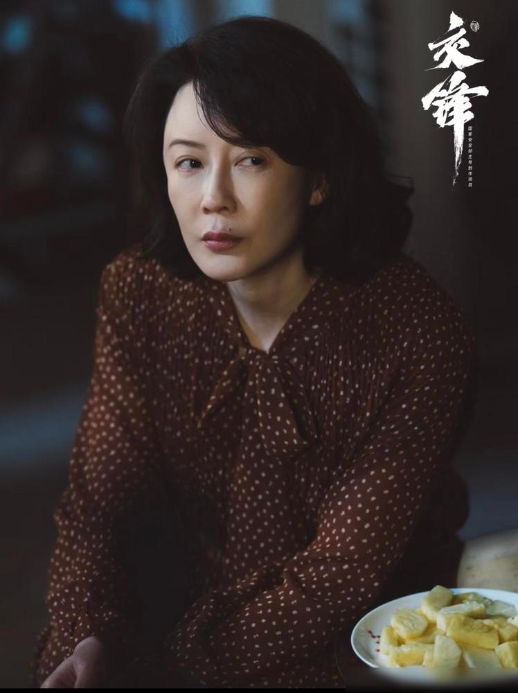 《交锋》饰演赵婉芬的演得太像台湾人了，表情和语气都是正港弯弯，说起来她和老朱都体