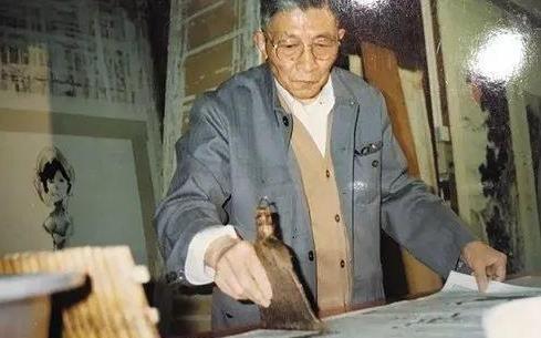 1972年，上海博物馆工作人员提着装废纸的竹篓准备拿去倒了，突然，竹篓中一个纸团