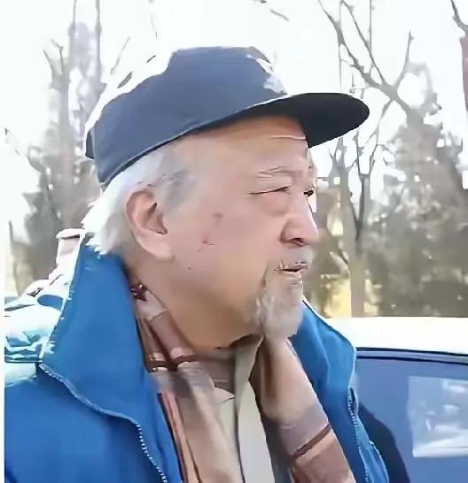 头发胡子花白，活得潇洒自在，79岁的李保田如今定居在山东老家头发胡子都已花白的