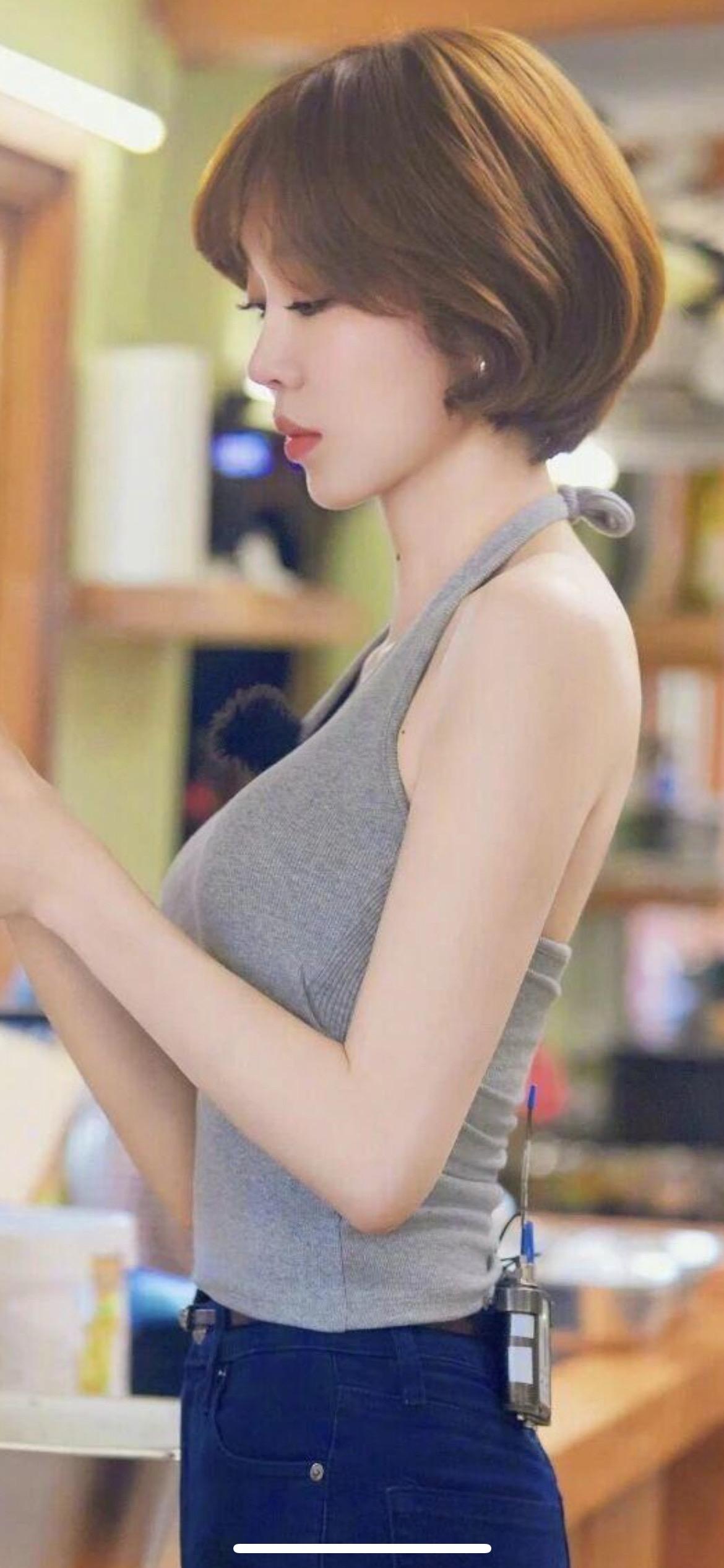 姜妍小姐姐这不妥妥的甜妹一枚吗？姜妍氛围感拉满的穿搭短发女生造型无袖背心