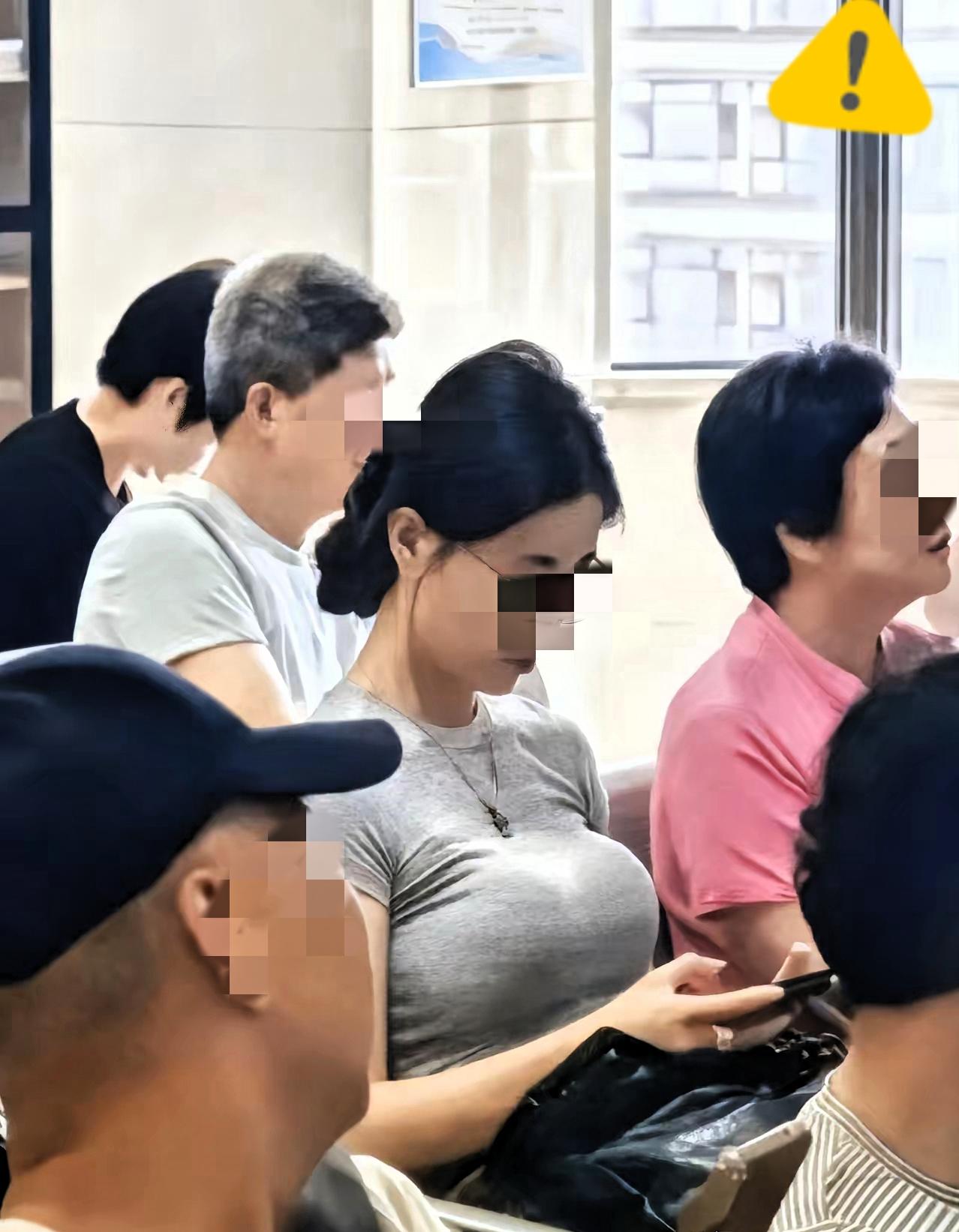 家人们谁懂啊！开家长会本来是跟老师聊孩子学习的正经事儿，结果我旁边坐的大哥直接给