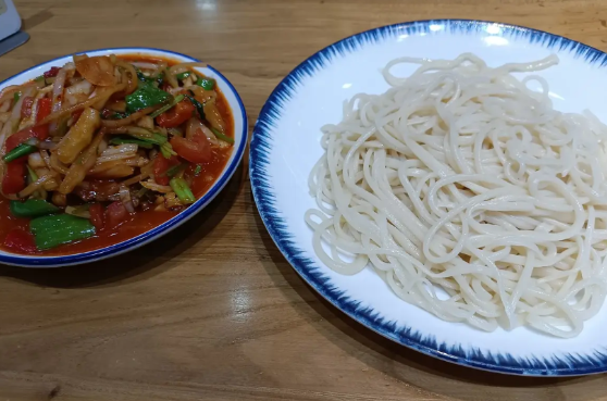 搞不懂新疆的拌面为什么上面一盘面条一盘菜呢？为什么不直接倒到面上端上来，这样吃
