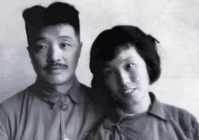 1942年贺龙娶了比他小20岁的女学生，毛主席瞅了瞅，打趣说了一句！1942