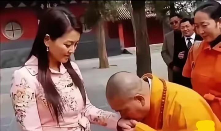 “吻手礼”？这难道不是西方所谓的一种社交礼仪吗？好像在西方社交礼仪，通常有拥抱、