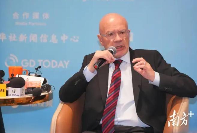 属实解气，一位英国老者一番发言直接让美国哑口无言。他表示，一个依靠战争崛起、仅仅