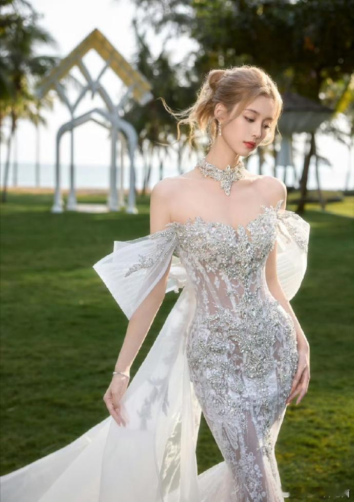 徐艺洋这套造型比婚纱好看徐艺洋这套真是美得没边了……鱼尾礼服完美展现自己的身材