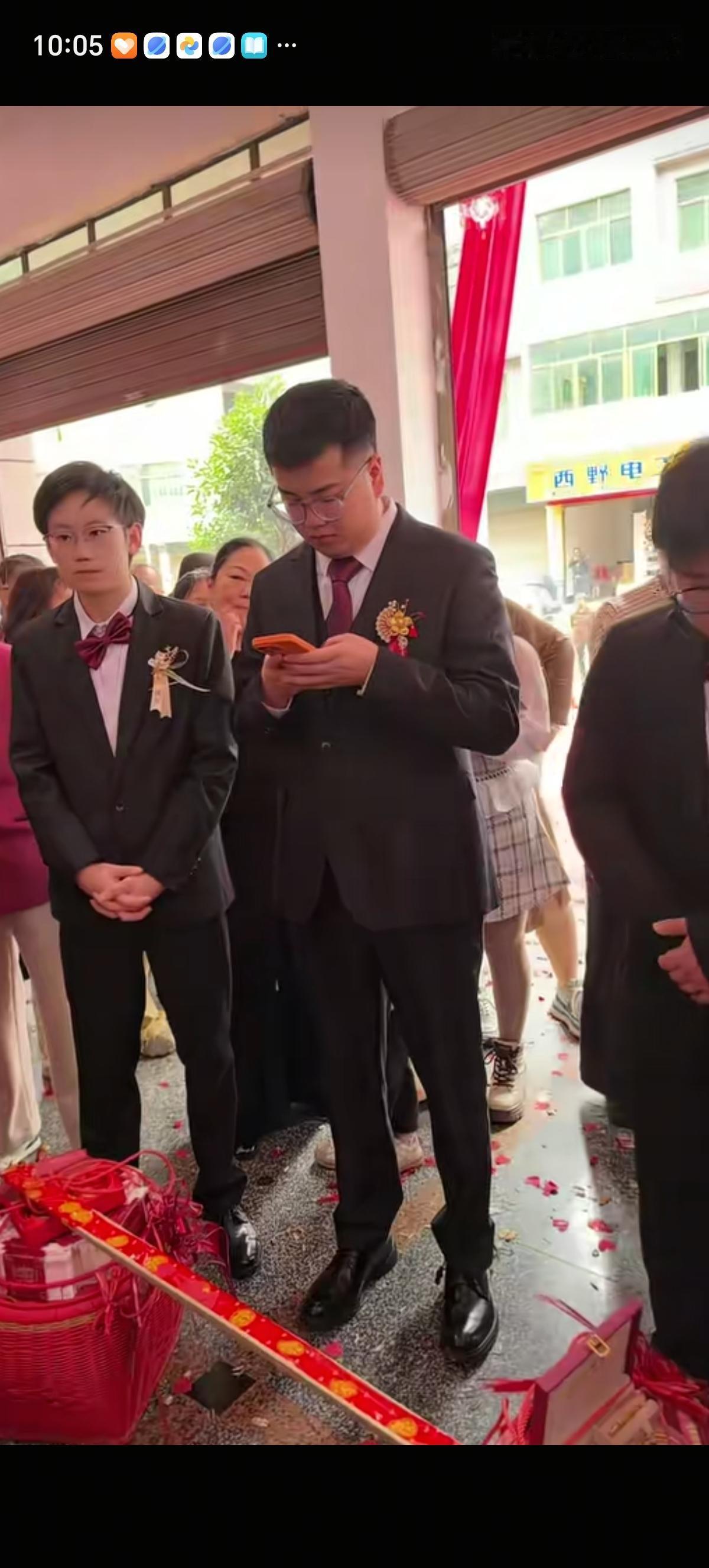 重庆新郎准备了8担聘礼迎娶新娘，一共16筐，其中4筐放了满满的现金110万，还有