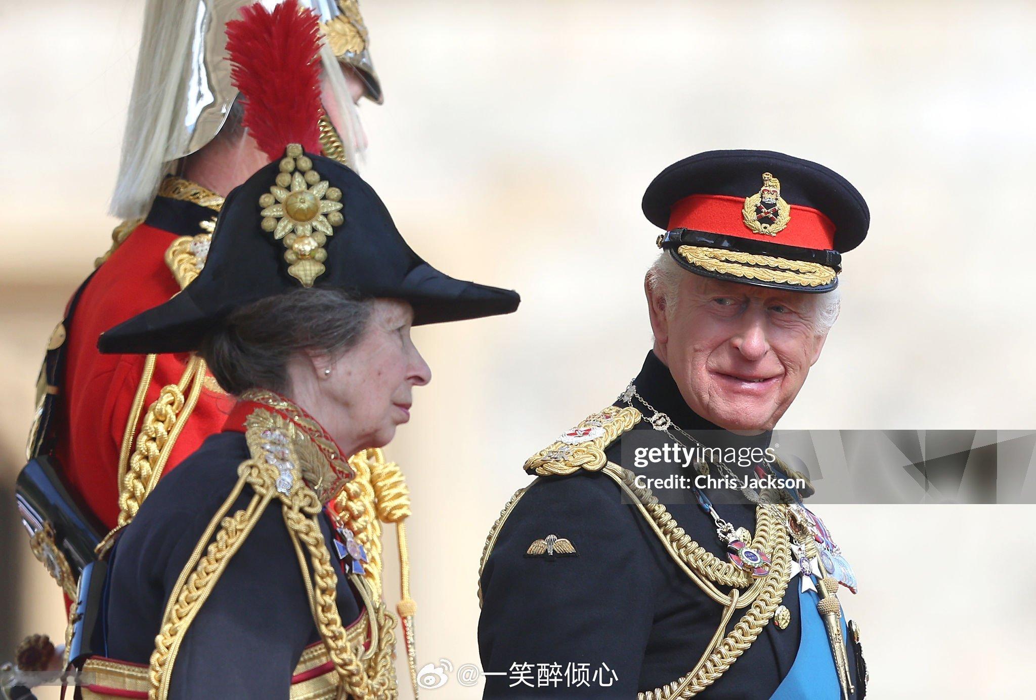 英国王室2025年5月12日，查尔斯三世和安妮长公主在温莎城堡出席皇