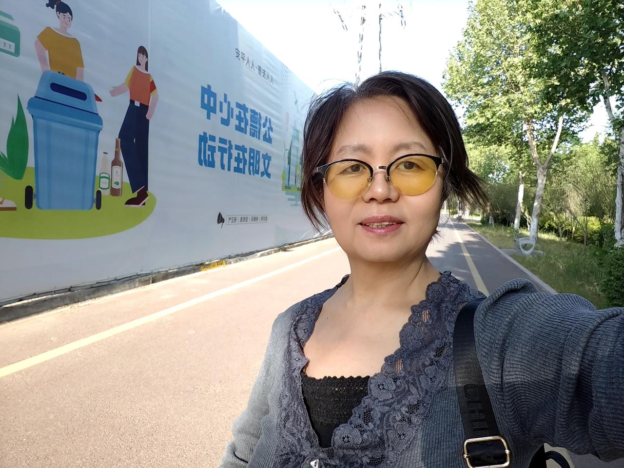 补钙，阳光下散步一举两得。因为左肩肩袖损伤动了手术，每天都是上午打的来医院进行