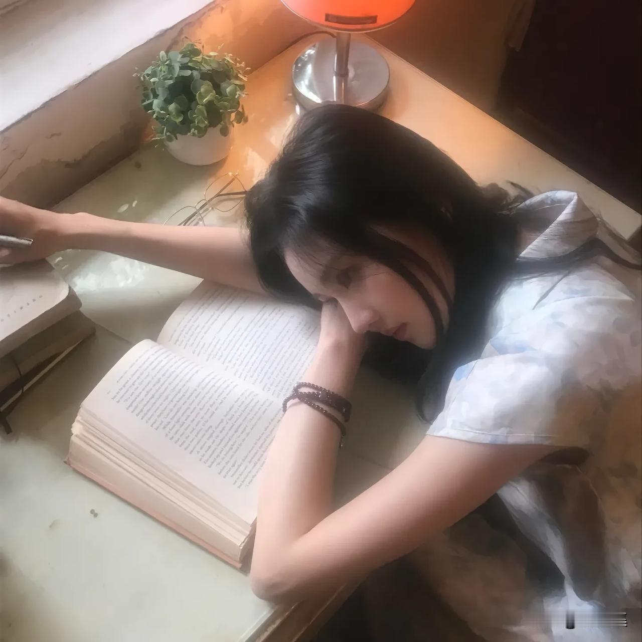 午后阳光洒进书房，静谧时光里，沉浸在书海中。