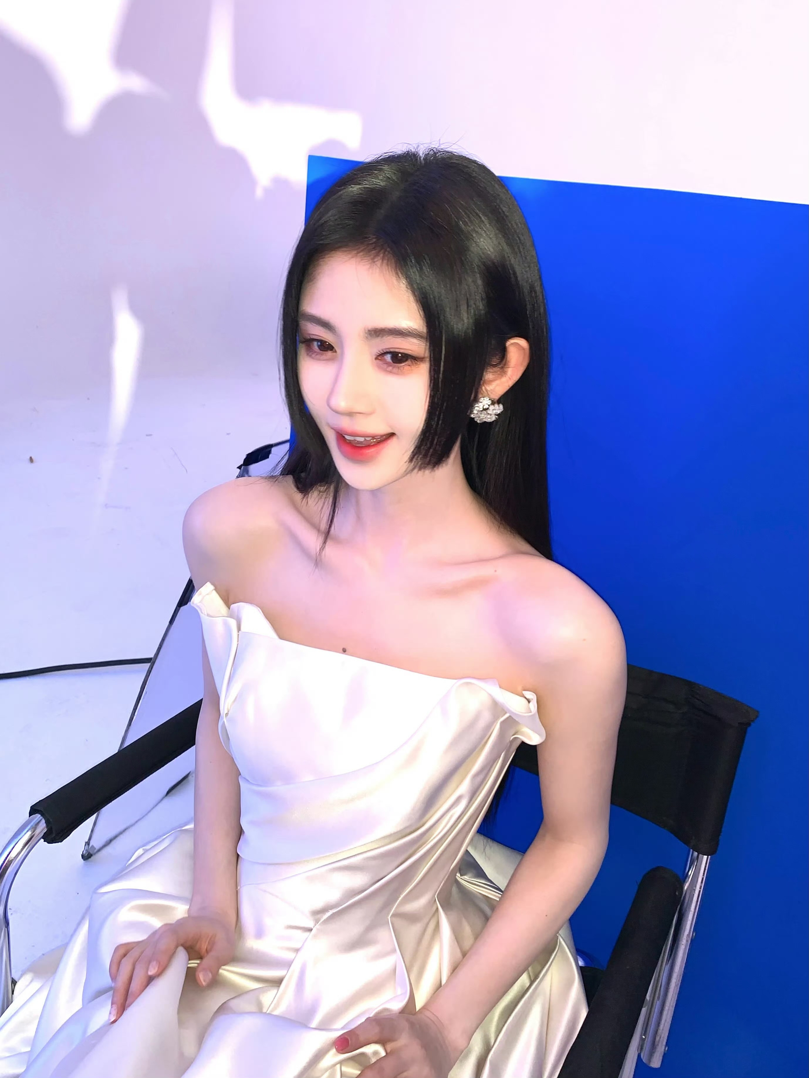 见到这个鞠婧祎没有不比心的义务见到这个公主切鞠婧祎没有不比心的义务对镜自拍状态绝