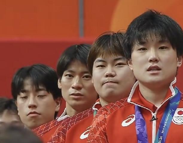 真是越来越看不懂张本智和了！在亚运会3:2战胜国乒后，除了表达获胜的喜悦外，