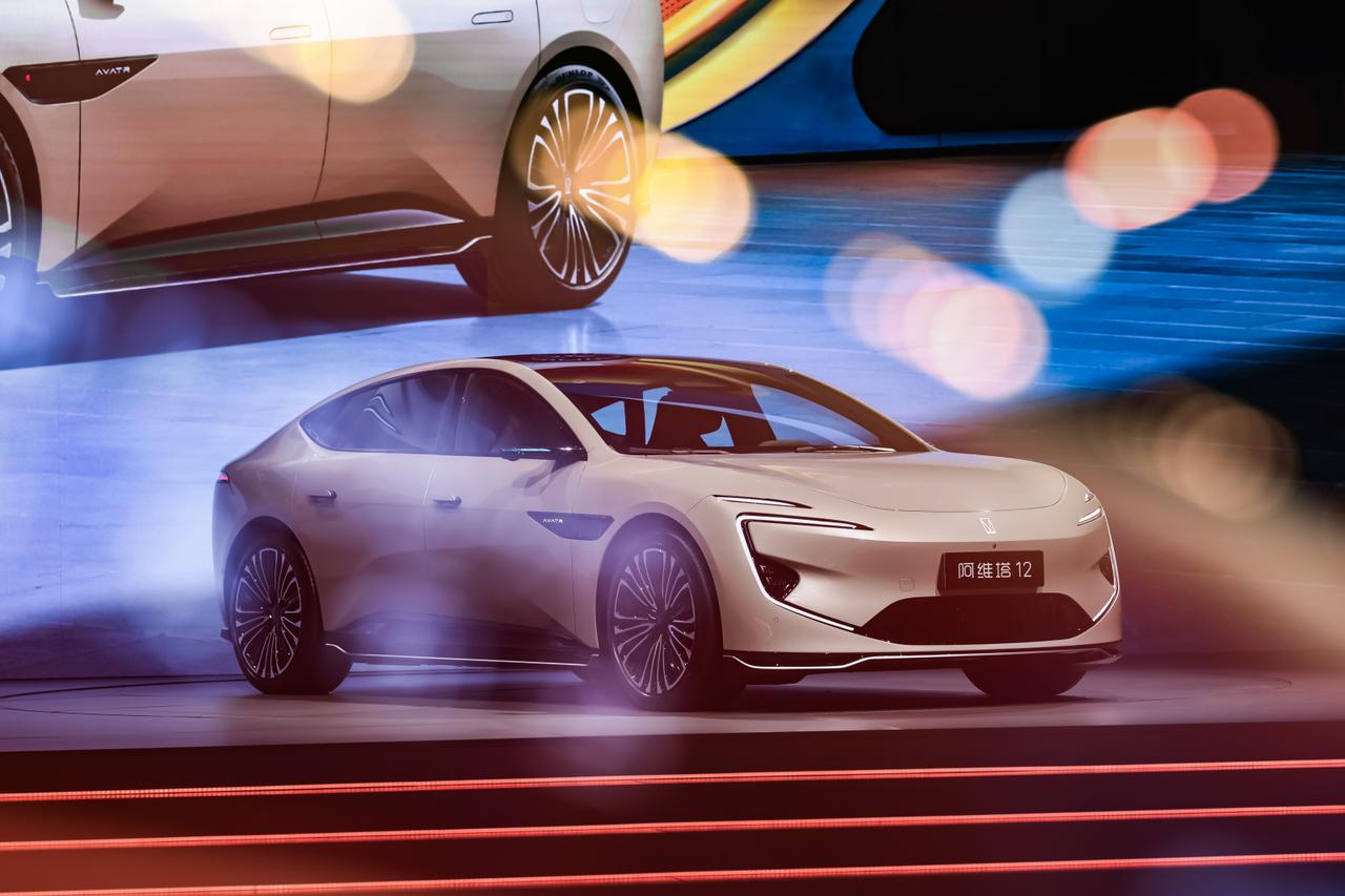 阿维塔12的定位很明确，就是为那些特立独行有态度的人打造的车，由内而外都彰显着品
