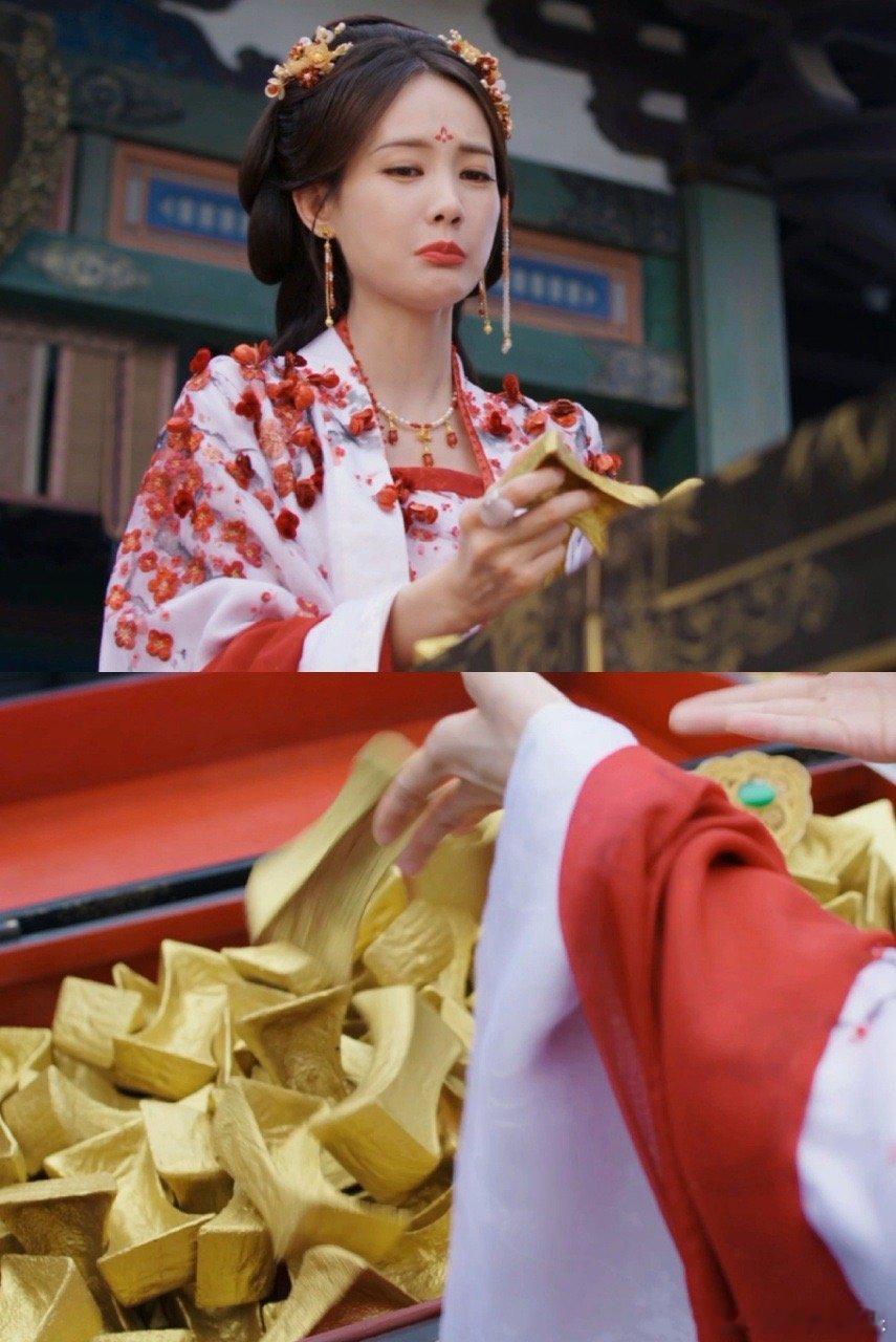别人霸总受众李一桐霸总受害别人的霸总情节甜如蜜，李一桐在剧里却画风突变。《书卷