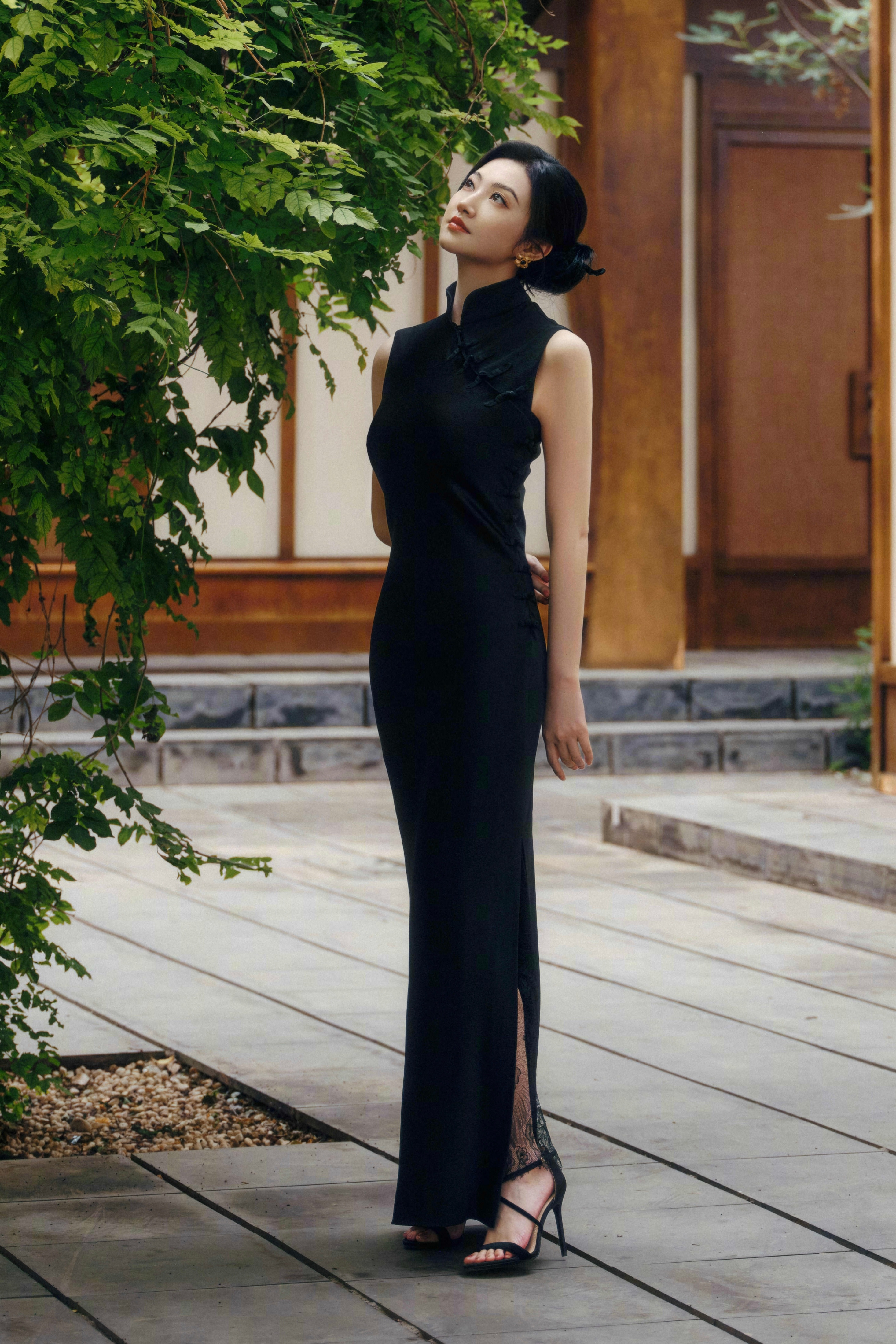 景甜Vogue西安活动造型；一袭墨色旗袍，勾勒出曼妙身姿，眉眼间藏着东方女子的含