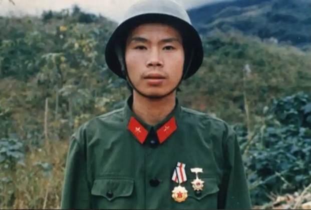 1986年，中越边境老山，一位战士要上211高地。临行前军长敬他茅台酒，师长把自