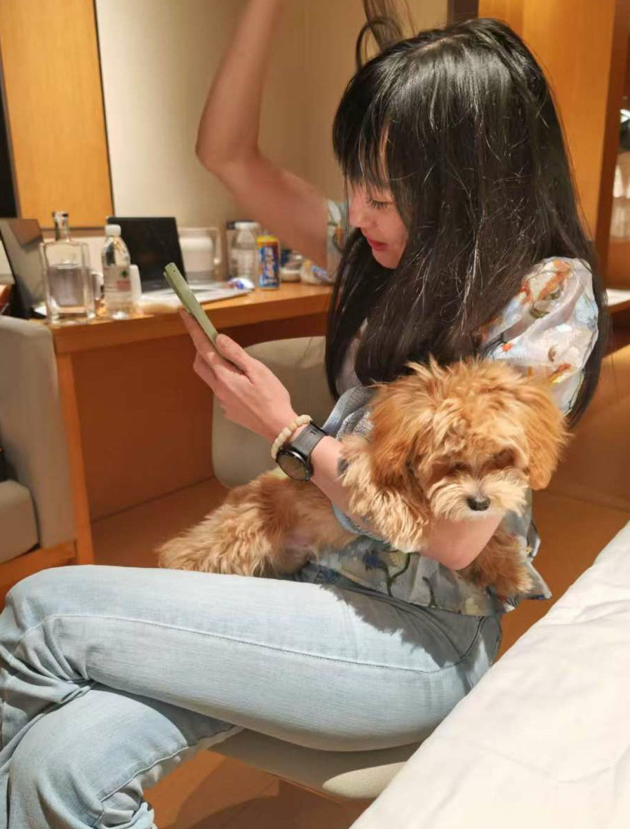 酒后行为艺术家喝之前抱狗拍照喝完之后把狗打了
