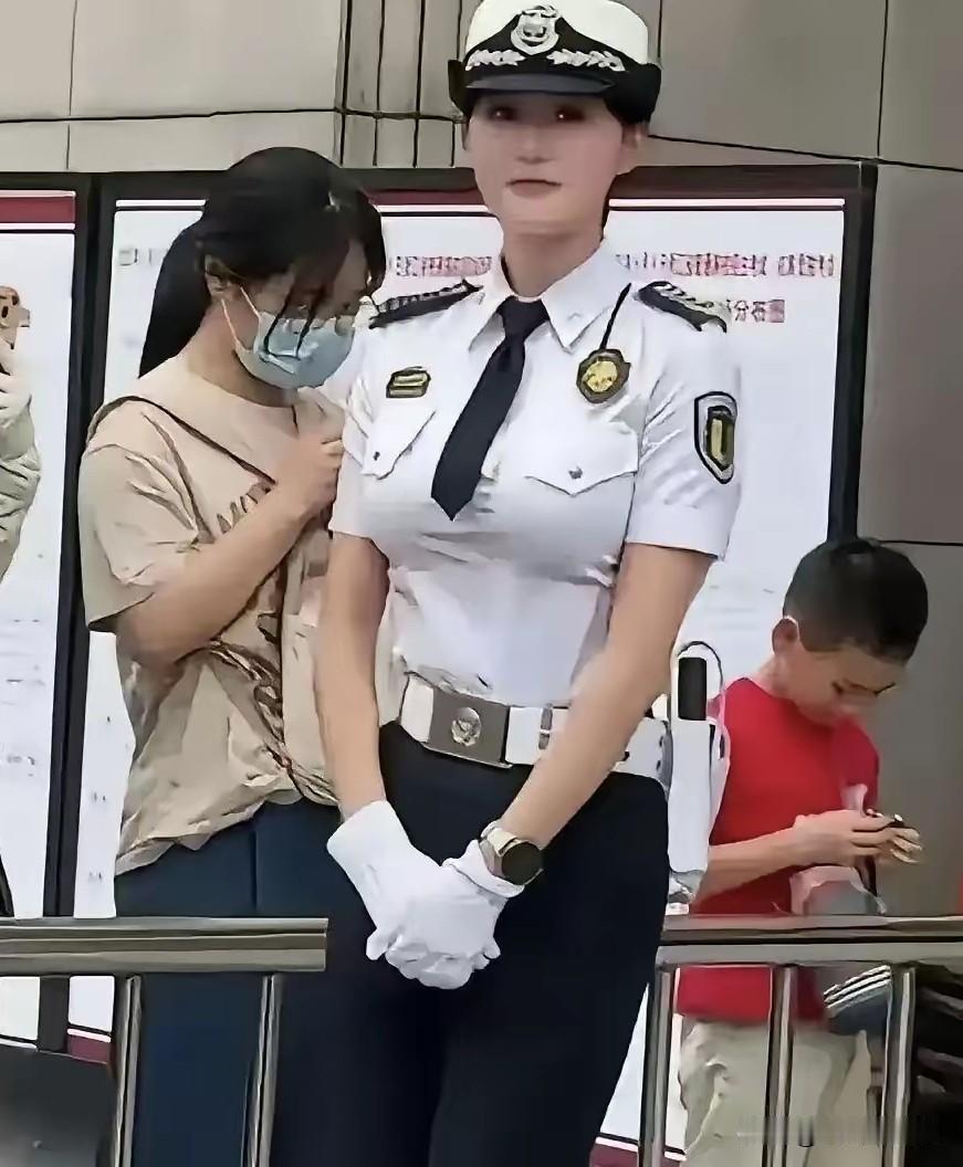 就这样的身材，穿啥制服都引人注目[赞][赞][赞]