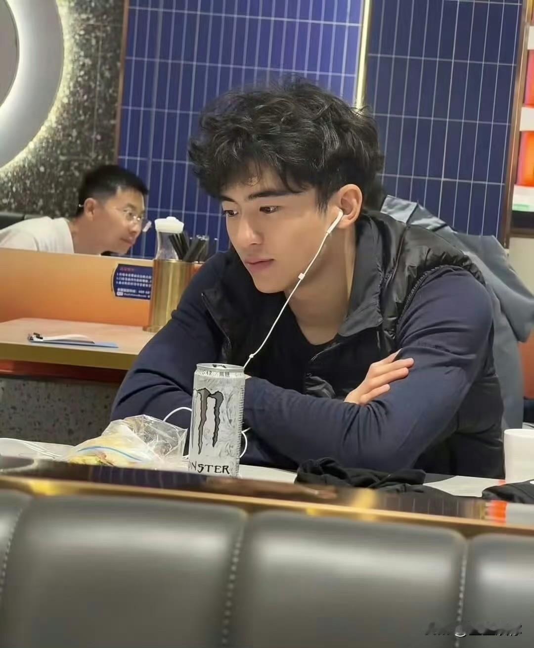 谢霆锋儿子感觉是那种性格很好很憨厚老实还有点反应慢半拍的男大学生。性格看上去