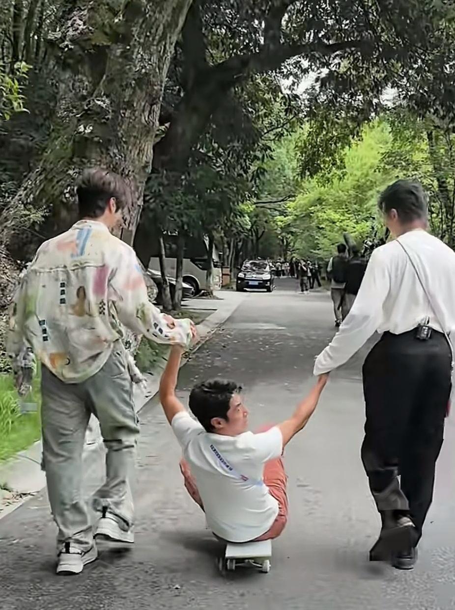 哈哈哈，大才子撒贝宁也真够淘气搞笑的，居然坐着滑板车被人牵着前行，还不时地回头向