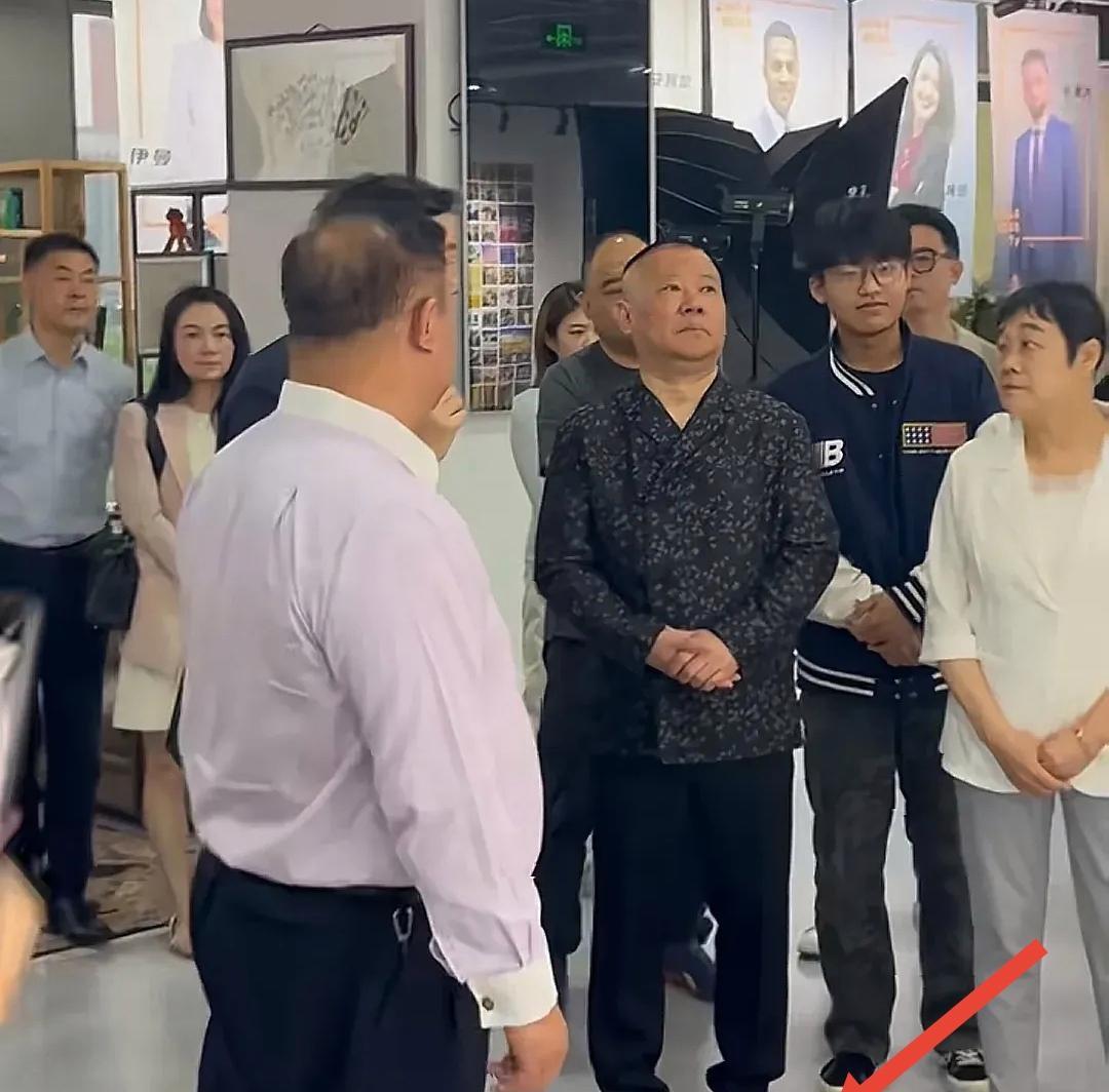 郭德纲个子这么矮，身高真是硬伤，无奈只能穿增高鞋。其近照公开现身穿的厚底大头鞋，