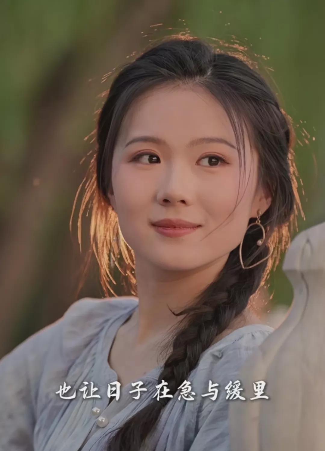真真还没上播，评论区的网友立马给了两条暖心建议，但特别提醒，别让董宇辉看到，我怕