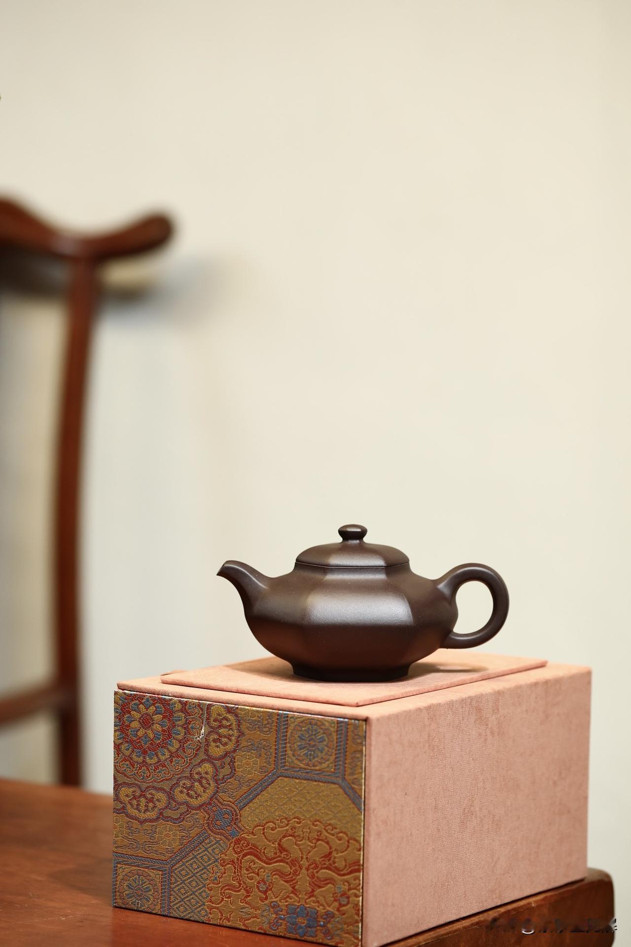 紫砂粉浆，不是刷一层泥那么简单第一次见到粉浆紫砂杯，我以为是画上去的。杯身是段