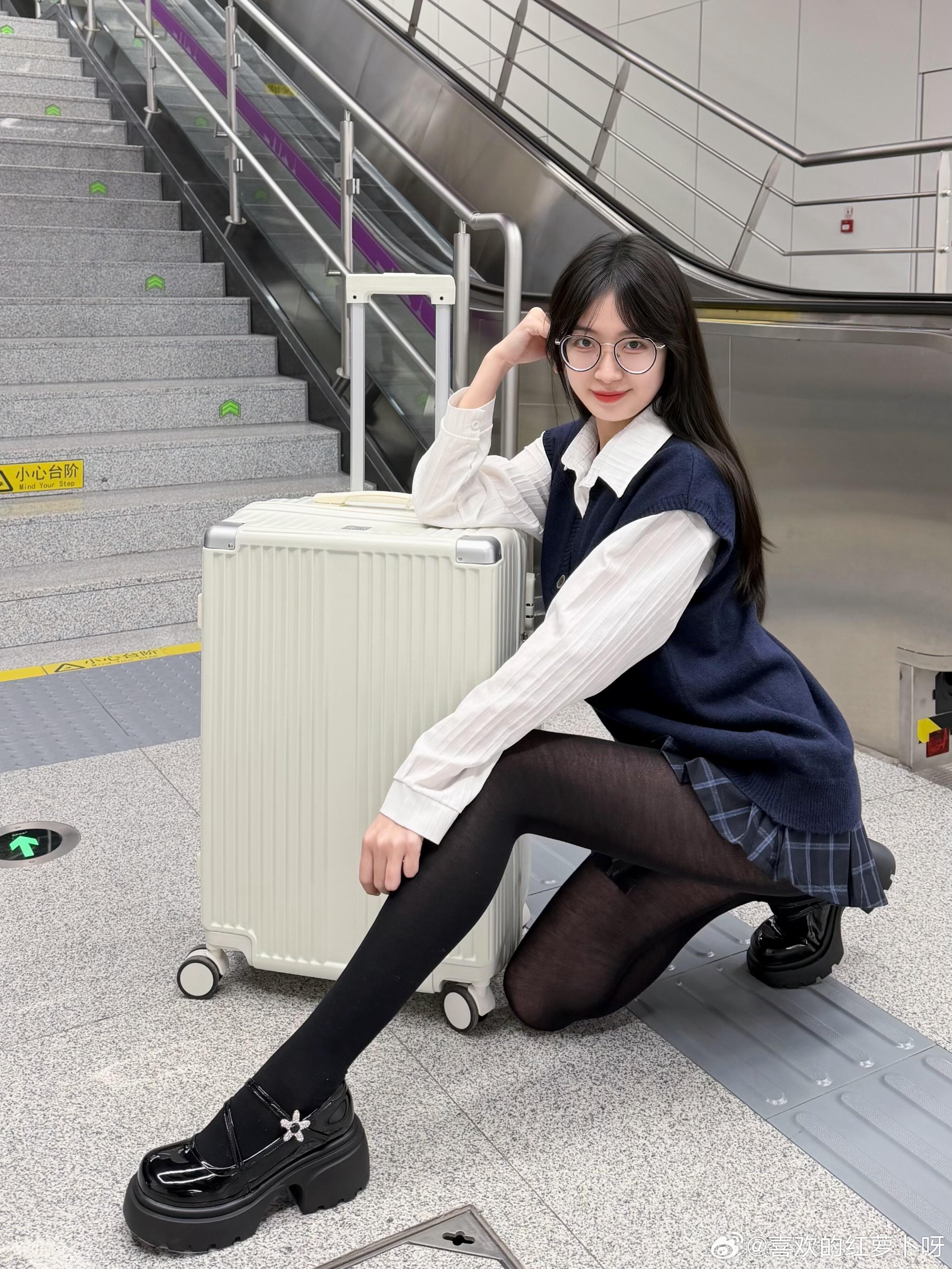 戴眼镜穿丝袜，眼神格外迷人~