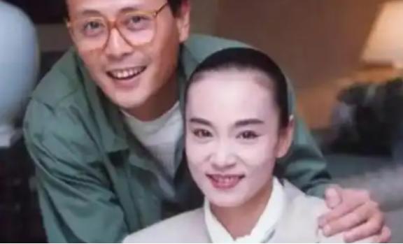 1997年，38岁的刘雪华怀了刘德凯的孩子，没想到在婚礼前夕，刘德凯却对她说：“