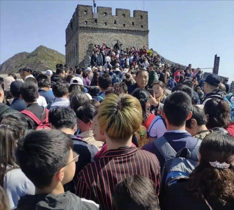 有一个问题我百思不得其解：国庆假期，每个景点都是人山人海，好像来了一亿人。但