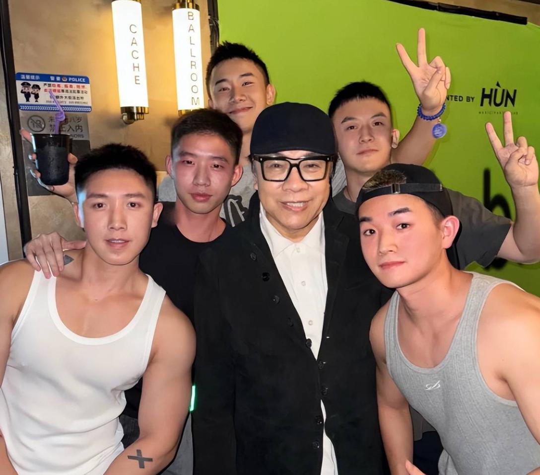 趣说，蔡康永为什么会去绿营挥加油棒。看懂图一，就能理解图二了。大家都知道