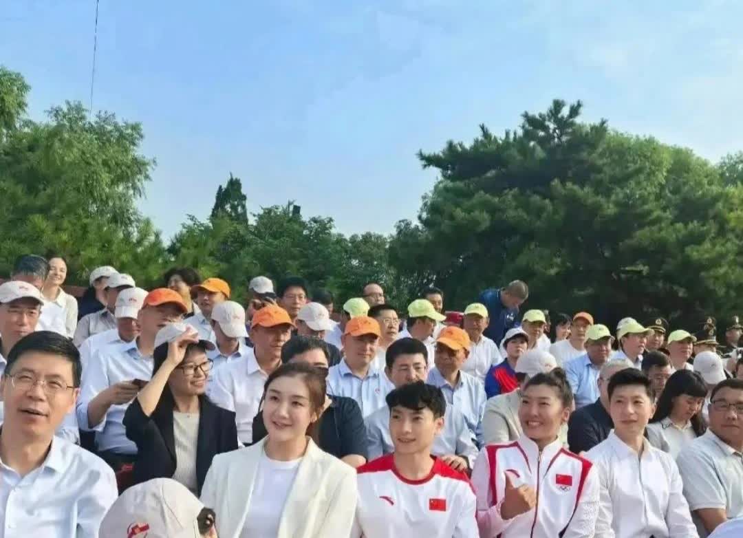 陈梦端庄大气和运动员们一起观礼。很喜欢看陈梦穿白色西装，真的很大方温婉。