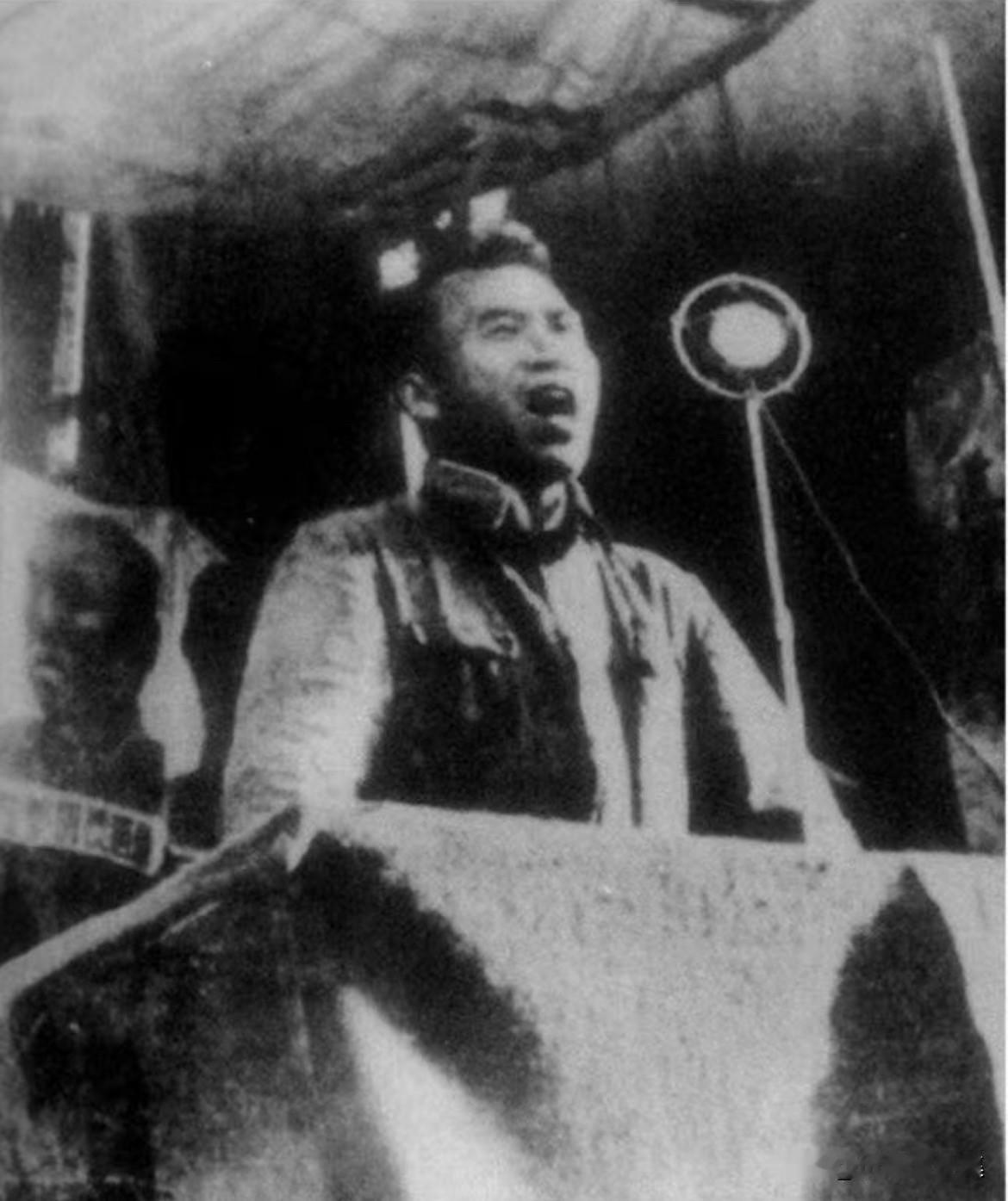 1942年7月7日，朱德在延安各界举行追悼左权等阵亡将士大会上讲话。德总司令对左