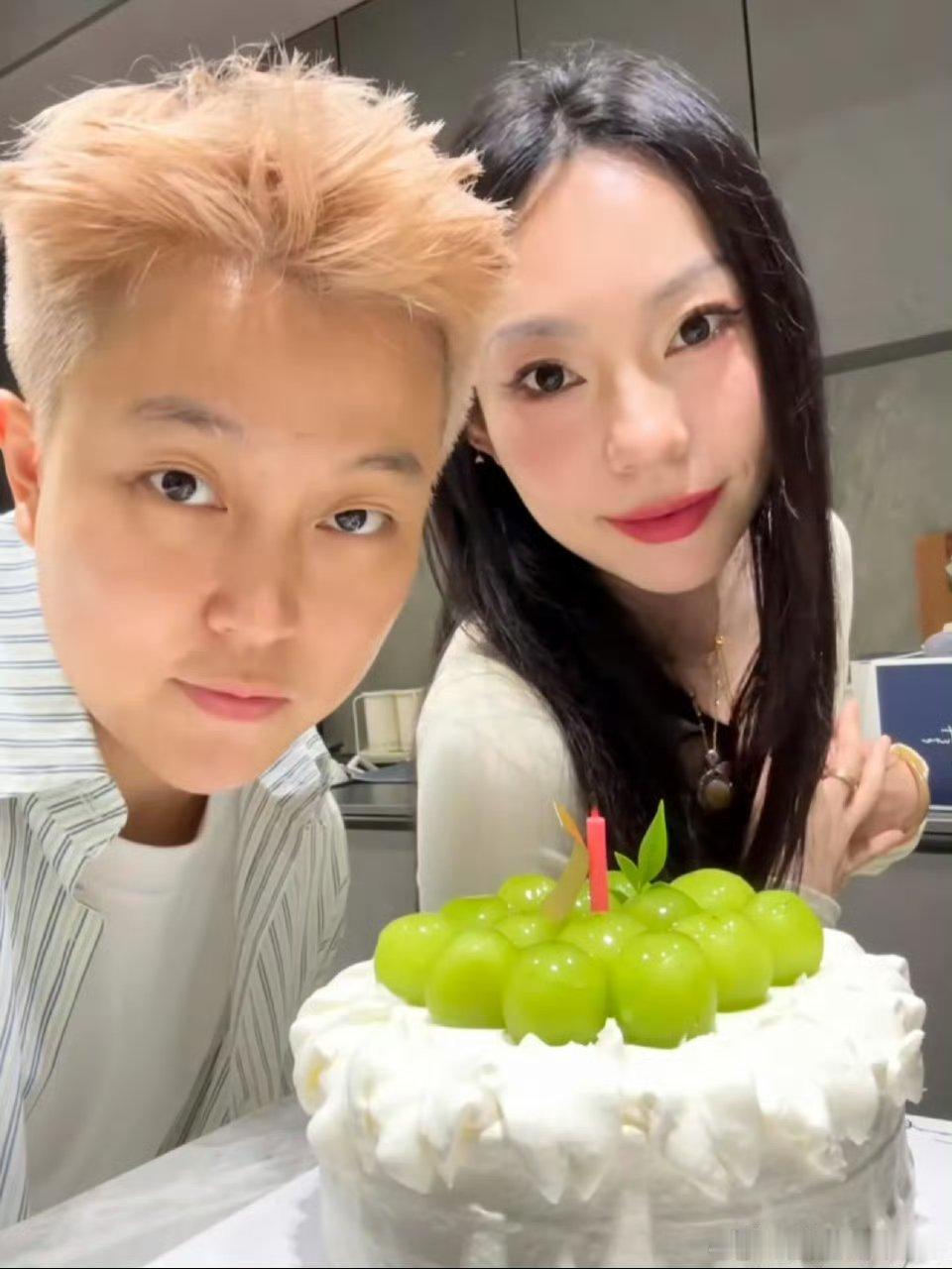 鸡哥怀孕哇塞，怪不得这么长时间没有更新，原来是在做着迎接新生命的准备，恭喜怀孕