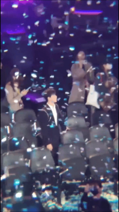 看到图1之前还是看着别人领奖坐到了最后我真的想哭今年终于为自己坐到了最后