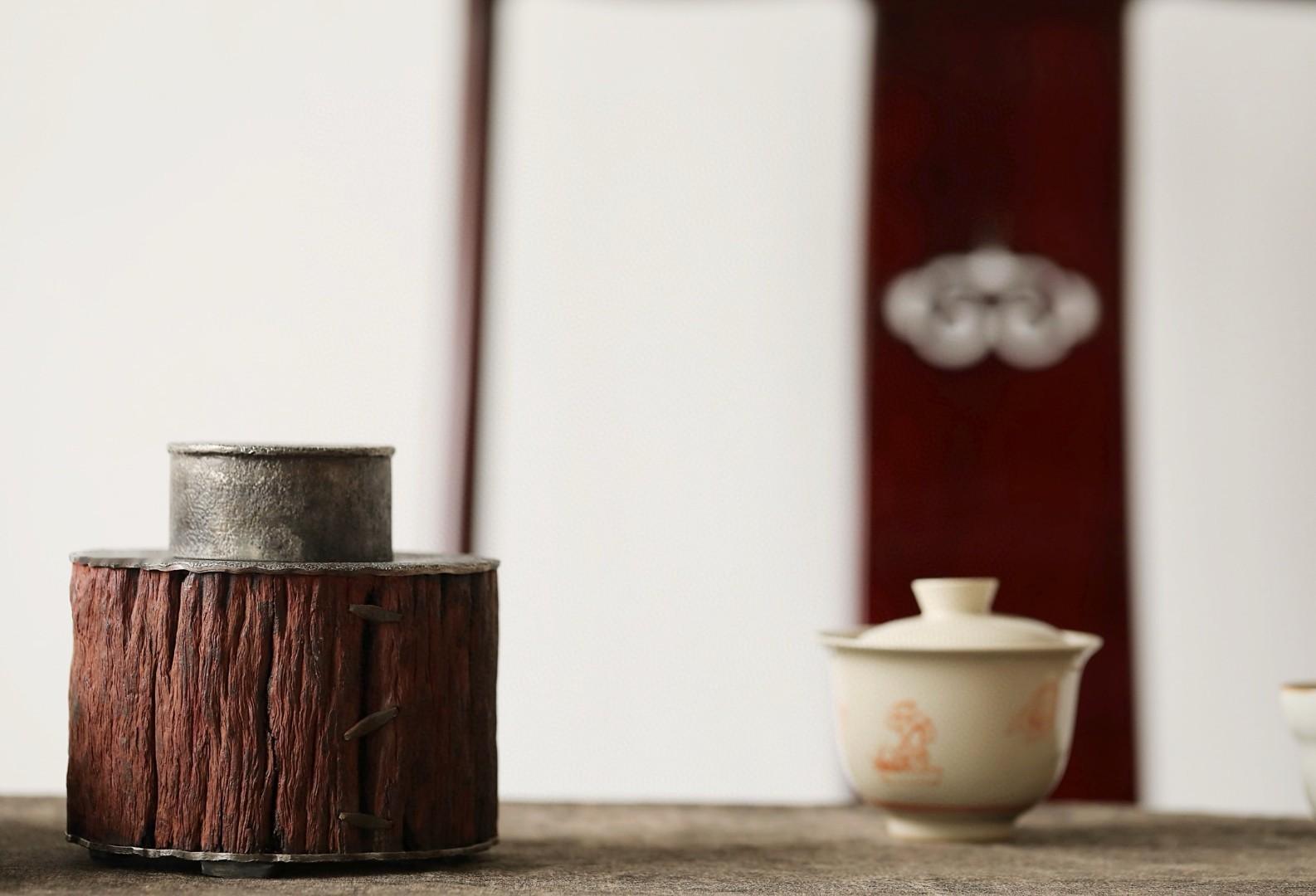 小叶紫檀|风化茶叶锡罐取风化拆房料作罐身，内胆底部镶嵌纯锡，藏茶保留茶香，防