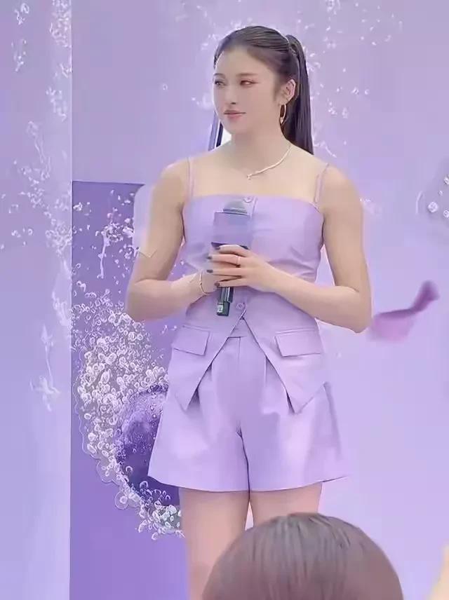 她跑出54秒83，穿的还是自己卖的防晒衣。48小时卖了4.7万件，2100万成