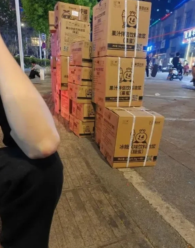 奶茶店门口的一幕，不得不说，惊呆了啊。[哈哈笑][哈哈笑][哈哈笑]