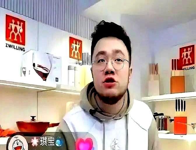 英达巴图这对父子，终于不演了？评论区都在刷：原来“沉默的爱”真能打！导演英