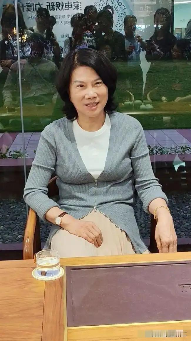 不知道大家发现没董明珠有一个奇怪的地方那就是不论在什么场合，她的穿着很统一