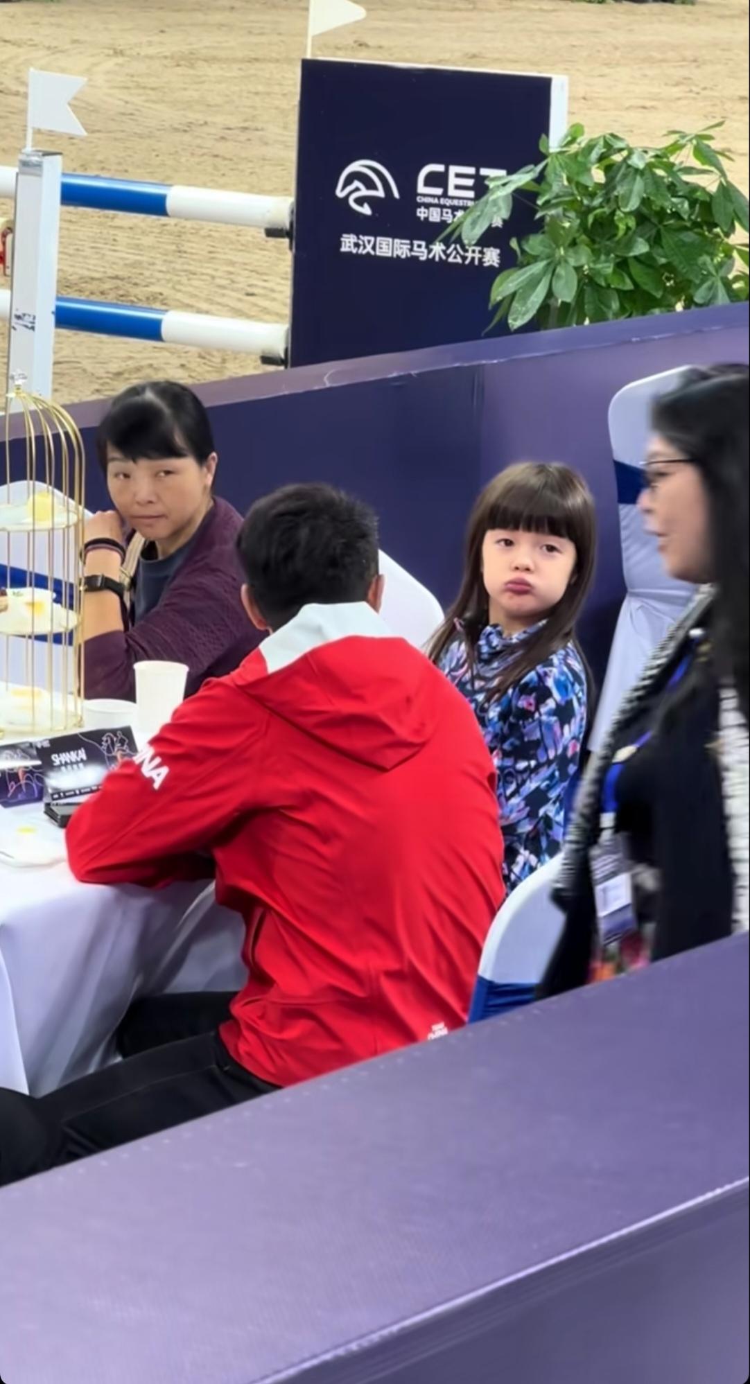 撒贝宁女儿感觉很中国小孩呀，混血感不太强。