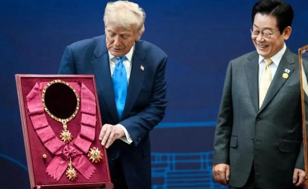 亚太峰会这出戏看完真能让人直呼魔幻,日韩俩国家为了讨好特朗普,一个把“投其所好”