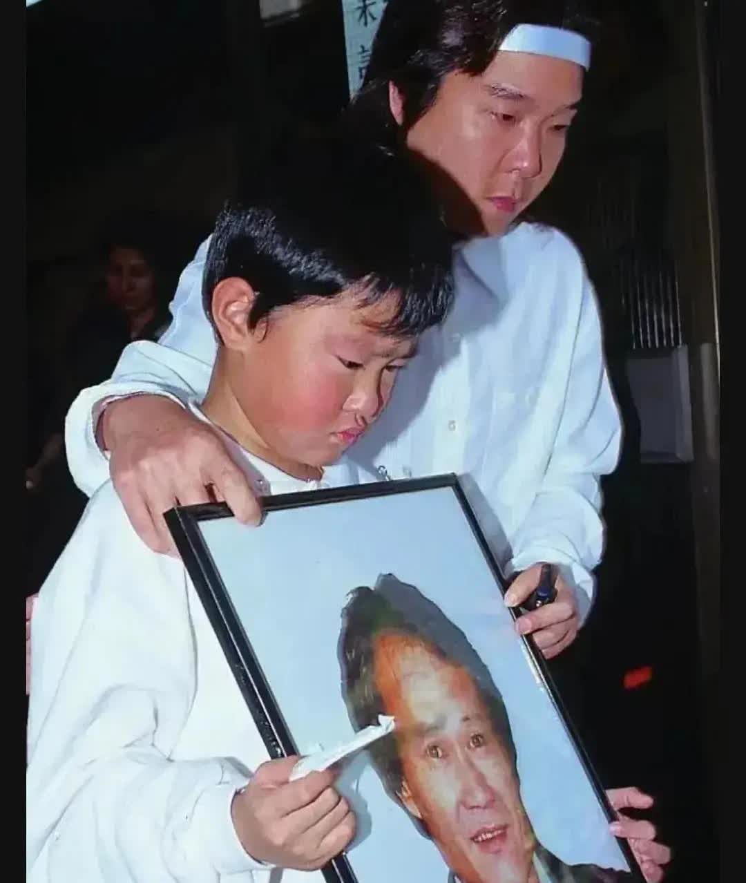 1997年，“英叔”林正英因肝癌病逝后，幼子林家耀穿着孝服，抱着父亲遗像，满脸悲