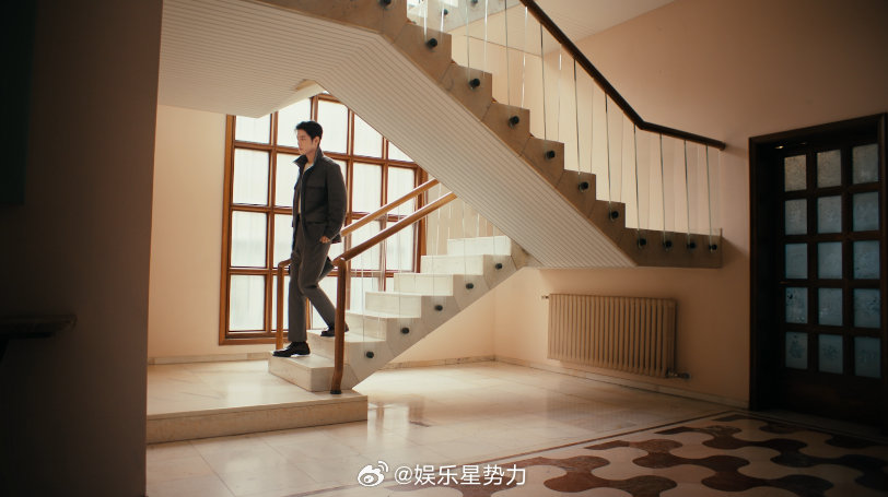 肖战TODS意式美学大片利落剪裁勾勒流畅轮廓，柔软针织晕开随性暖意，新季单品深