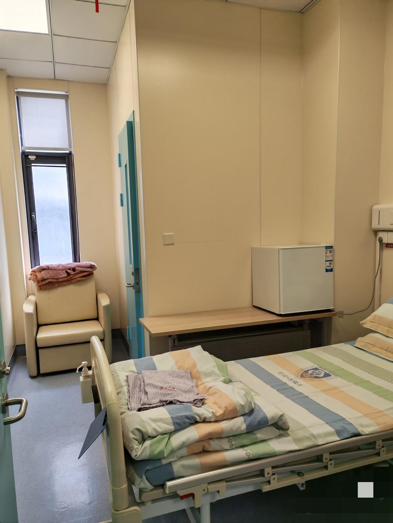 我同学在沙发上休息，她4岁的孙子从沙发上跳下来跳到她肚子上踩了一下，造成了脾破裂