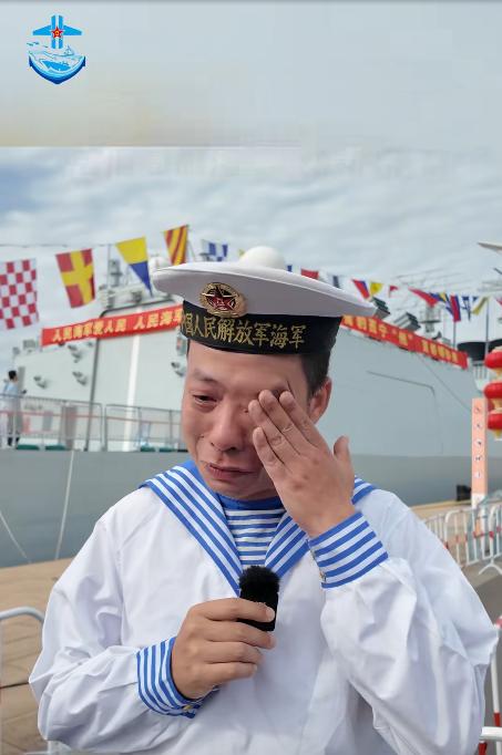 一位退伍老兵登上新舰艇参观，突然就哭了，哽咽着说：当年海军受了多少窝囊气，真的好