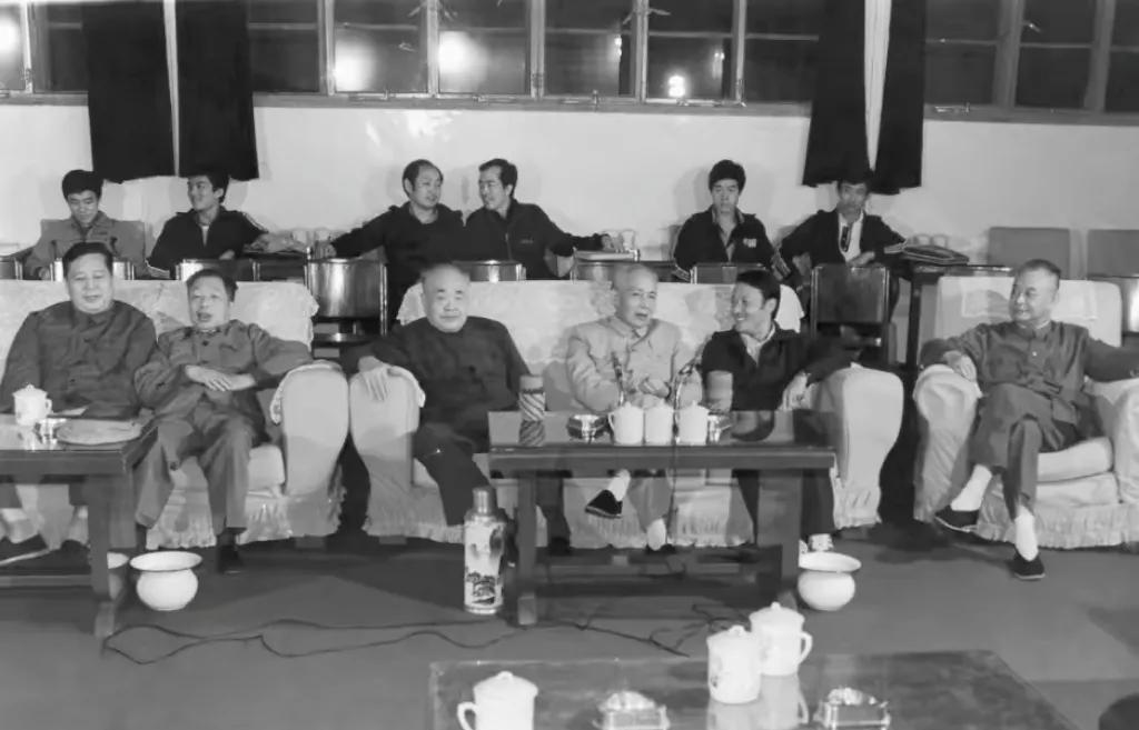 1981年，时任湖北省委书记陈丕显同志（右三）与湖北省政府省长韩宁夫同志（左三）